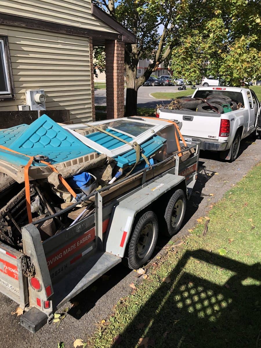 Camionnette et remorque pleines à ras bord, sanglées et prêtes à partir