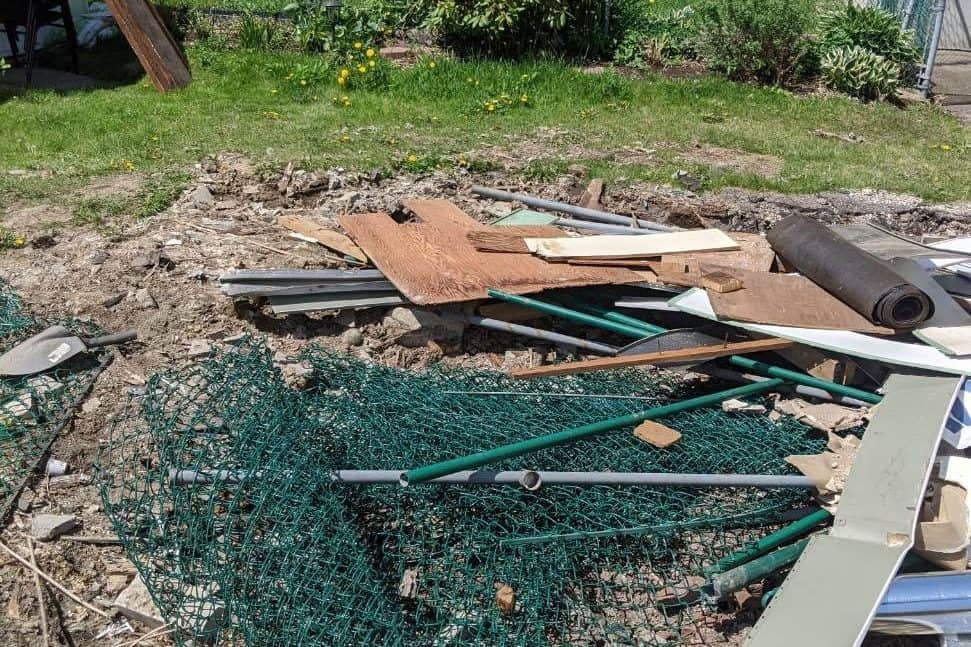 Clôture enroulée, bois et débris retirés d'une cour arrière